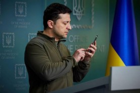 Analiză The Guardian: Telefonul, cea mai eficientă armă a lui Volodimir Zelenski